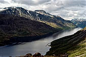Parco Jotunheimen, Norvegia. Panorami da sopra il Veslefjellet: il Gjende. 